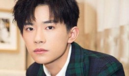 四字弟弟圈内爆料恋情,甜蜜互动引粉丝热议”